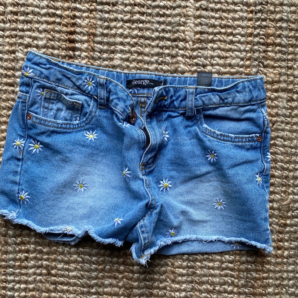 Girl’s denim shorts.🌸